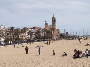 A temporary apartment in Sitges is the perfect way to enjoy the city's beautiful beaches and vibrant nightlife.